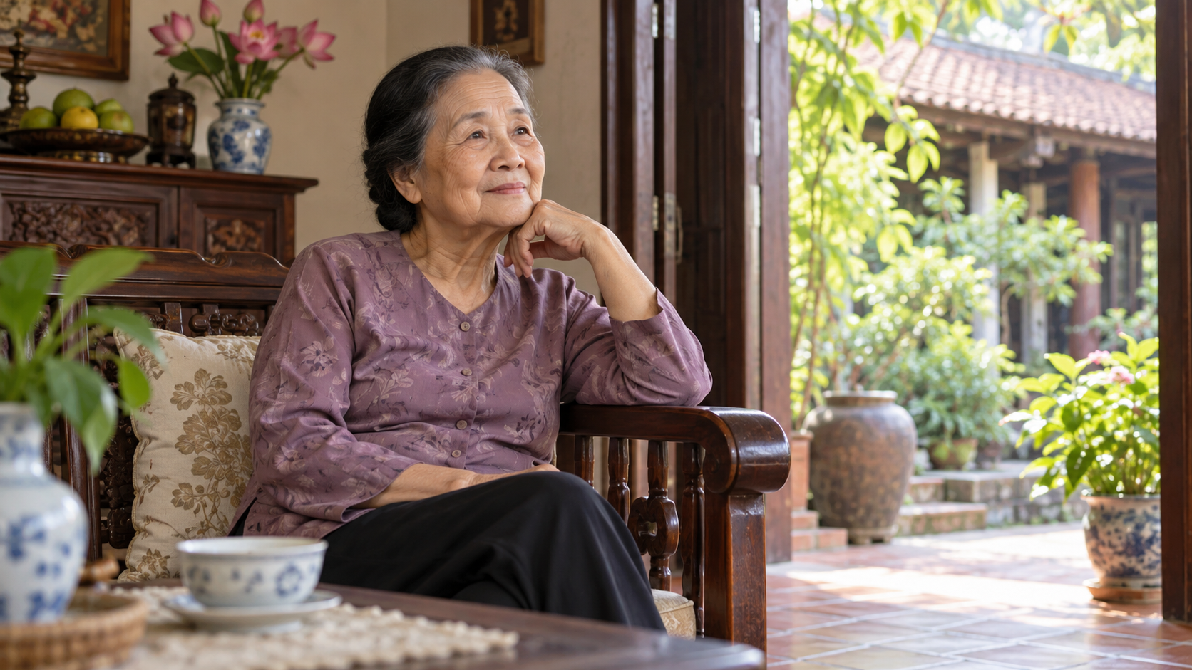 Người lớn tuổi ngồi nghỉ tại nhà trong tư thế thoải mái