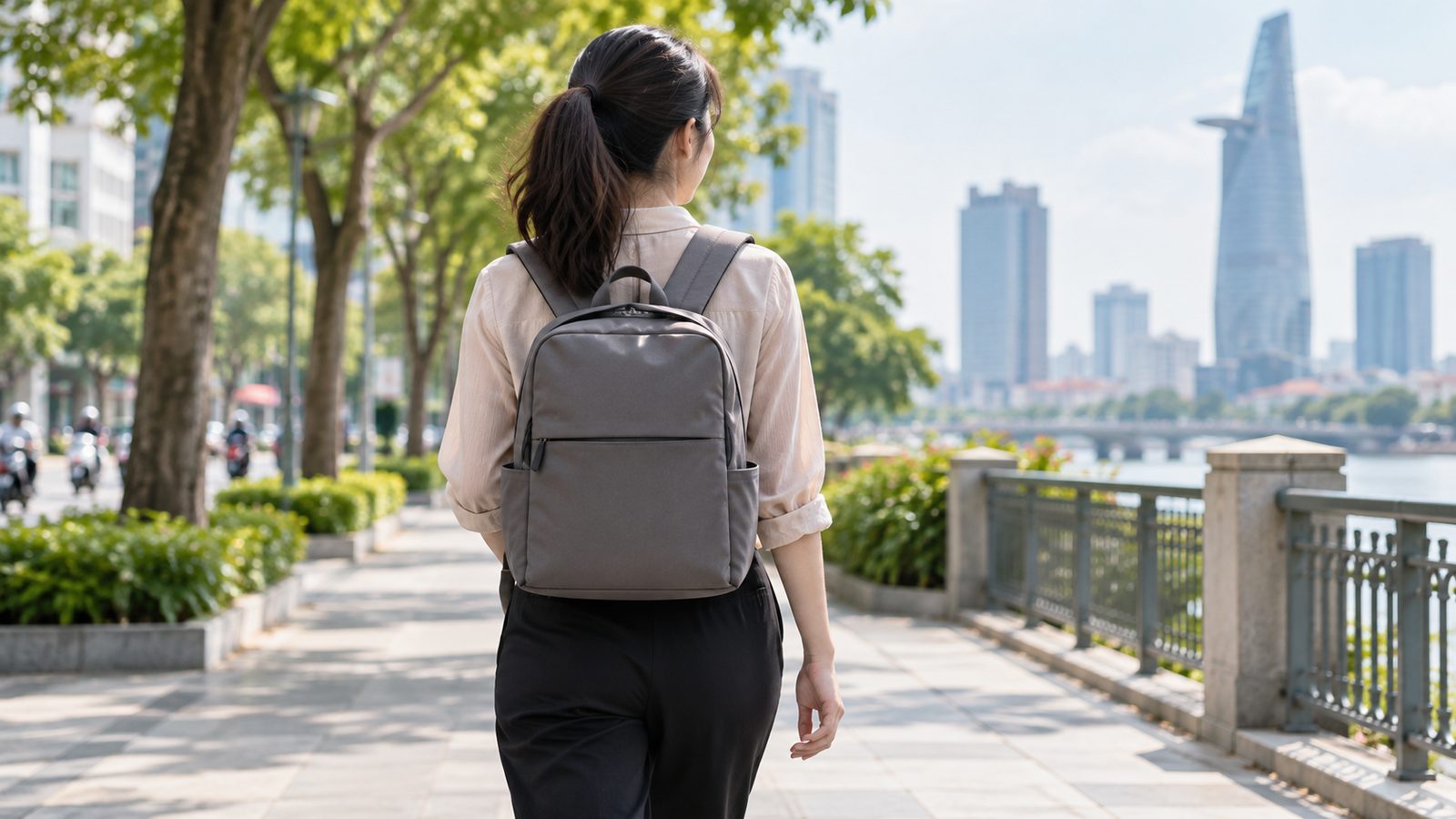 Người trưởng thành đeo balo bằng hai quai khi đi bộ ngoài trời